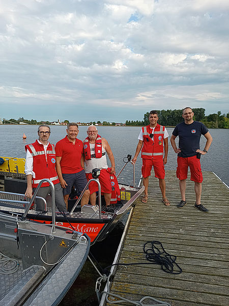 Rettungsboot "Mane" Das Foto zeigt die Inbetriebnahme des neuen Wasserwacht-Rettungsbootes mit 4 BRK-Kräften und dem Vorsitzenden Alfred Grob (MdL)